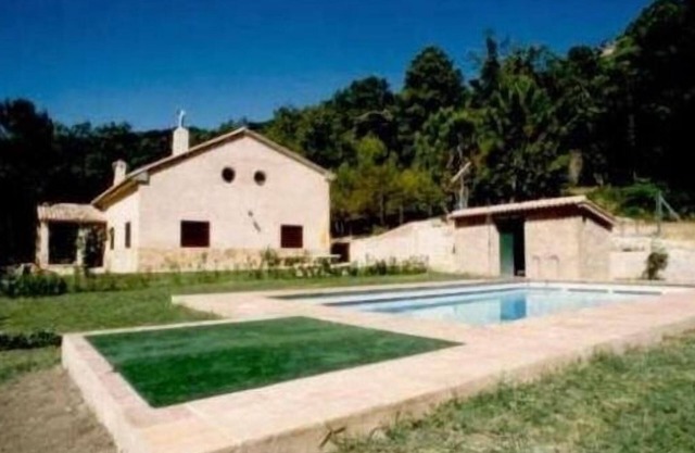 Detached house in the middle of the forest, with two apart. independ. One of reservation use