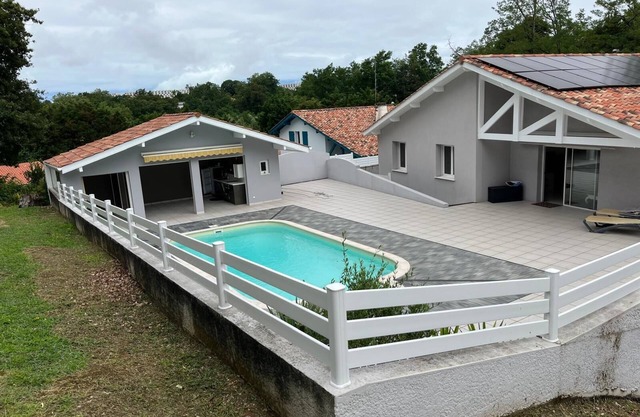 Detached house surrounded by greenery in Bayonne 64