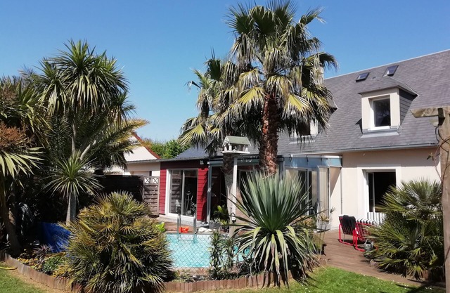 Detached house with exotic garden, swimming pool near landing beaches