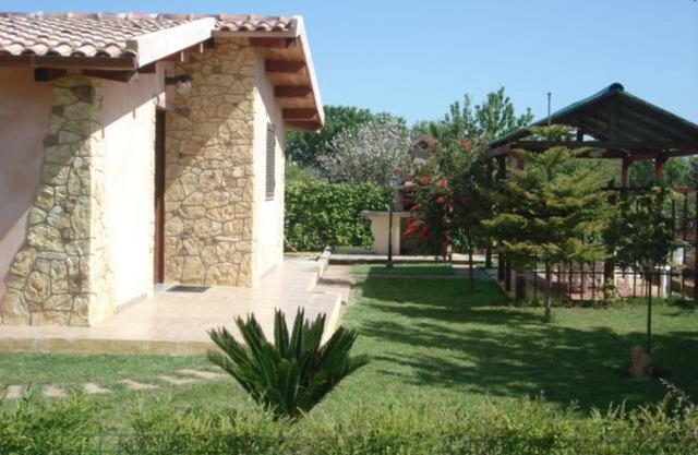 Detached house with barbecue, free wi-fi, green lawn, private parking