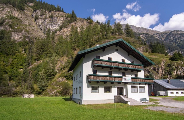 Detached house with ski and bicycle shed
