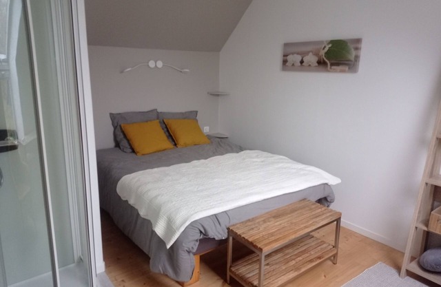 Detached room in the countryside, access close to N164