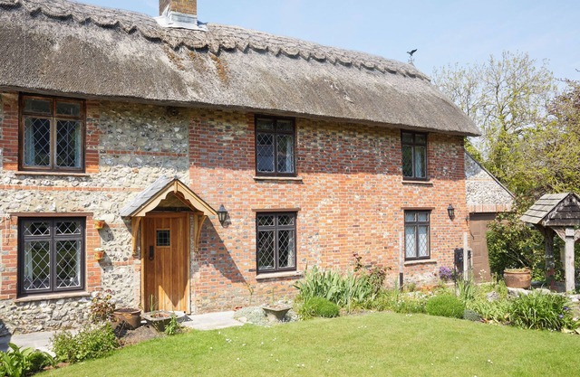 Detached Thatched Cottage In The Village Of Carisbrooken4 bedrooms + 3 bathrooms