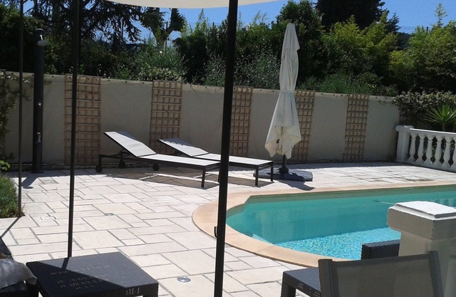 Detached villa with swimming pool and air conditioning between sea and mountains on the Côte d'Azur.