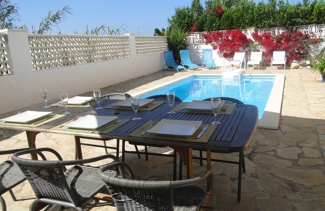 Detached villa, private pool and internet within 10 minutes walk to the beach