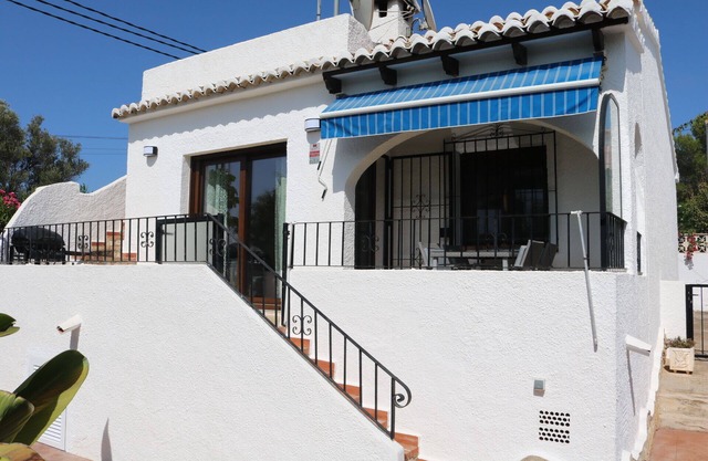Detached villa walking distance to town, supermarket & beach, com. pool & tennis