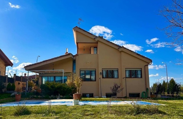 Detached villa with pool and mountain views