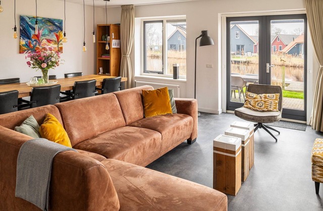 Detached waterside holiday home with 3 bedrooms