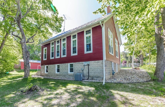 Devil's Lake Schoolhouse-walk to beach and restaurants!