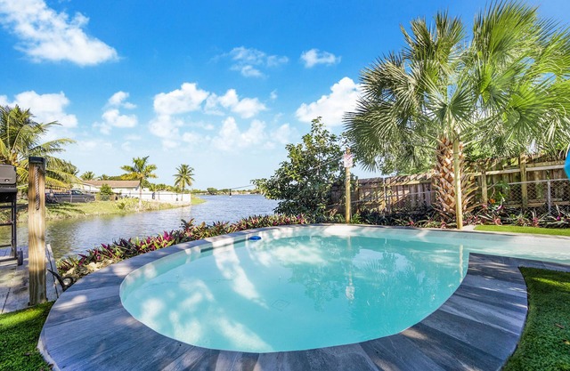 Dior Gorgeous Waterfront Villa, Infinity Pool & Hot Tub, Poker & Cinema rooms