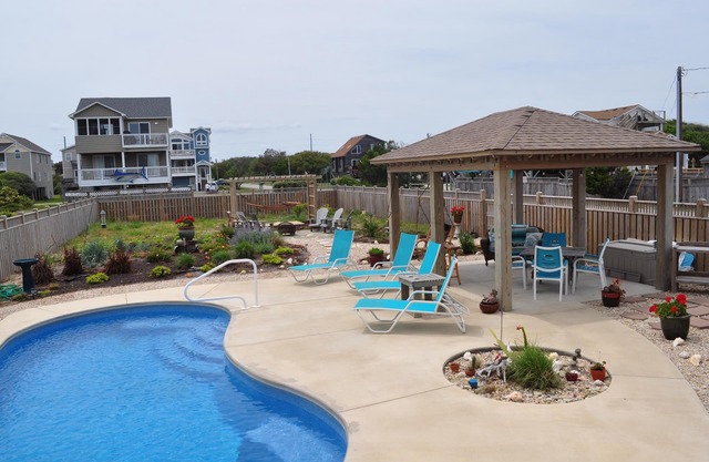 Direct Beach Access, Priv. Saltwater Pool, Hot Tub Sleeps 10 + Two pullouts