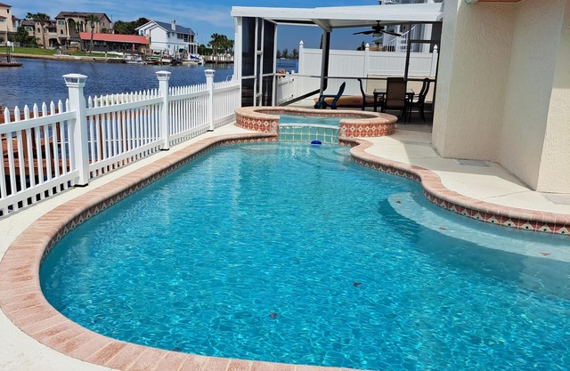 Direct gulf access ,dolphin visits,pool/hot tub. Totally remodeled ! nn