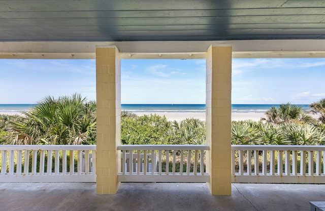 Direct Oceanfront, Pet Friendly, Veranda and Front Porch Beach House on Hill Str