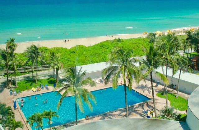 Directly on the Beach - Pool & Ocean access