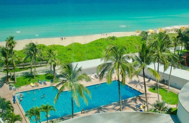 Directly on the Beach – Pool & Ocean View
