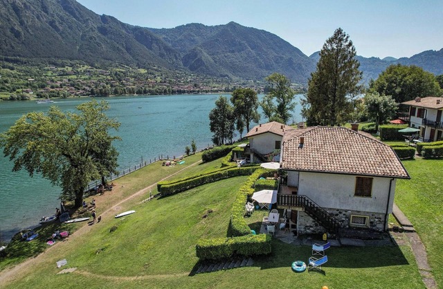 Directly on the lake with terrace