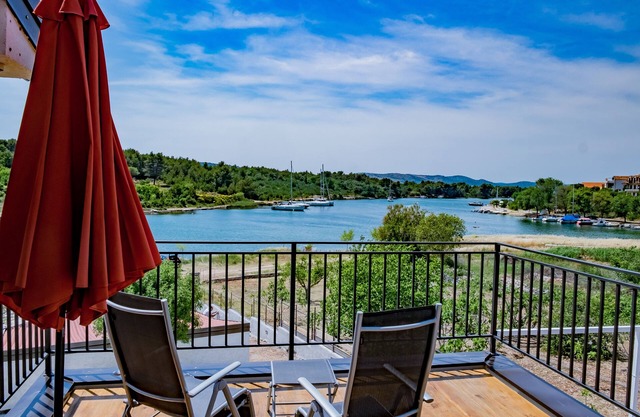 Directly on the water, with BOATSANLEGER! 3 separate apartments! Ideal for 6-8 pers.