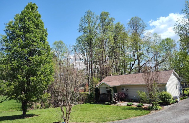DISCOUNT Nov Private home convenient to everythingnWNC AgCntr,Airprt,DT & more