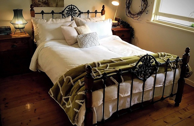 "Discounted Long Stays | Home Comfort in a 3-Bed Croydon/Kilsyth."