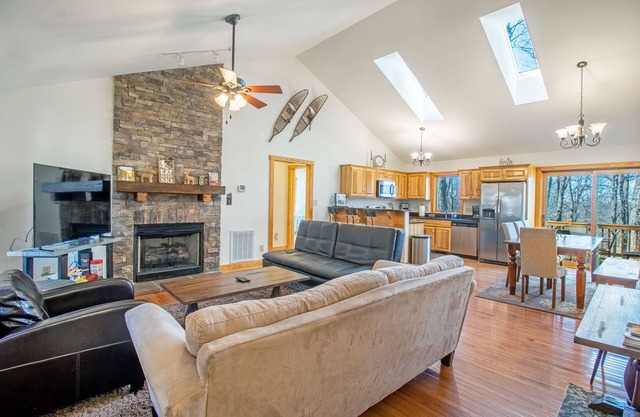 Discounts Avail! Theater Room, Fooseball, Firepit, Mountains!