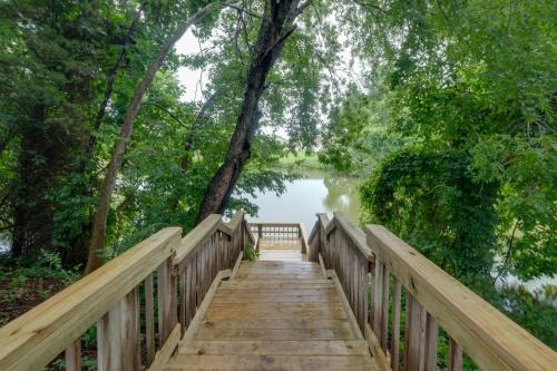 Dock Access Waterfront Studio in Colonial Beach!