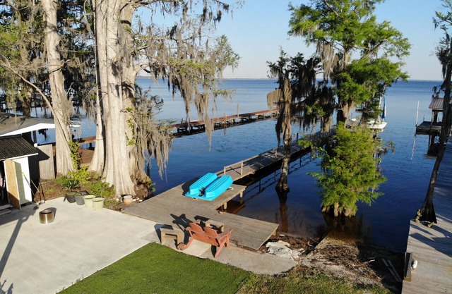 DOCKTAILS CABANA! Lake Front! HUGE outdoor space!