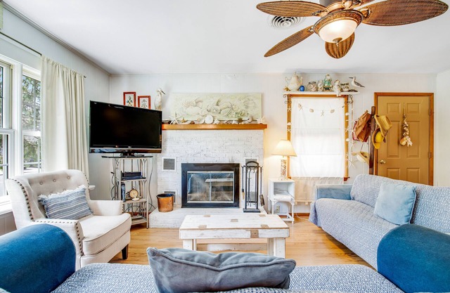 Dog-friendly beach cottage with WiFi, W/D, updated kitchen & outdoor shower