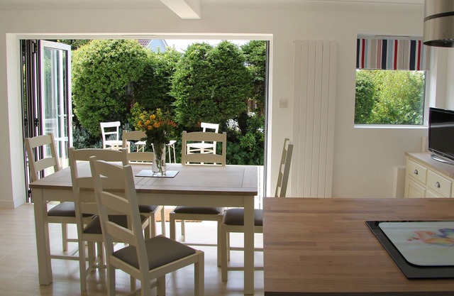 Dog friendly bungalow with EV charger, a short walk to St Merryn village centre