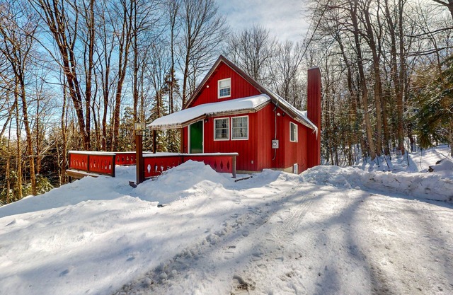 Dog-friendly cabin with pools, hot tub, tennis & pickleball - near Mt. Snow