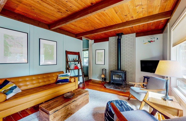Dog-friendly cabin with decks, bunk room, washer/dryer, grill, & central AC