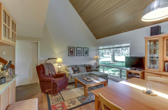 Dog-friendly condo with 6 SHARC passes & great golf course views