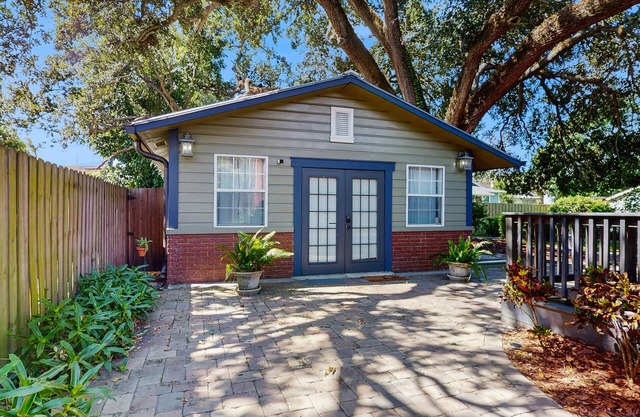 Dog-friendly cottage near downtown Tampa & attractions with central AC & W/D