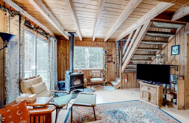 Dog-friendly home with woodstove & W/D - next to golf course and near skiing