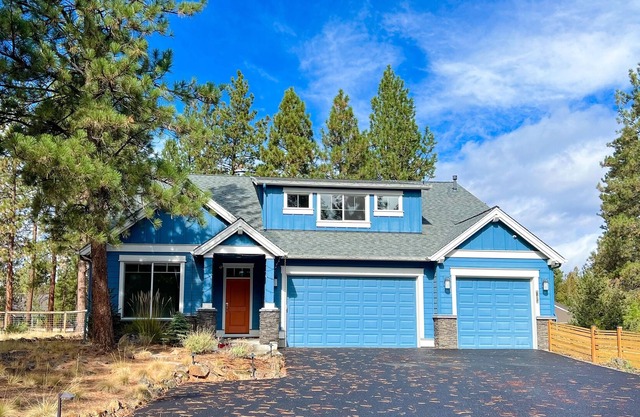 Dog-friendly home with hot tub, grill, patio, firepit, home gym, fireplace & W/D