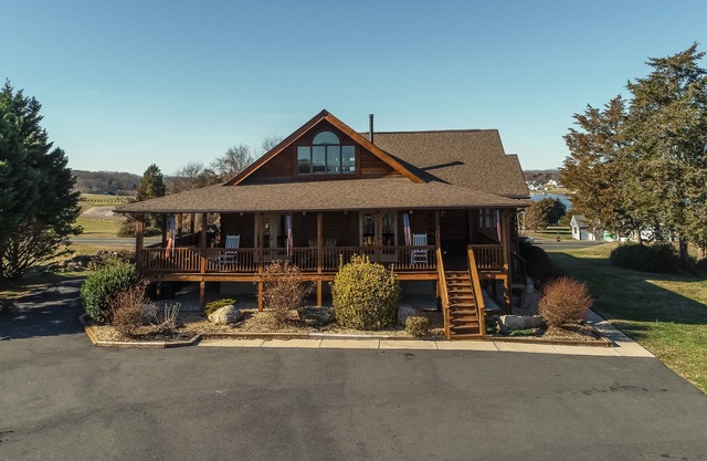 Dog-friendly, lake view cabin w/furnished decks, Ping-Pong & darts