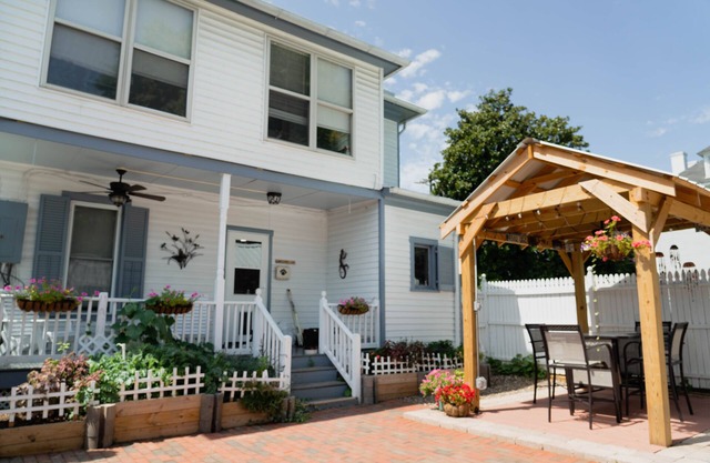 Dog-friendly small-town charm near mountains and wineries with 4 bedrooms