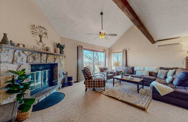Dog-friendly townhouse with pool & hot tub - skiing right at the door