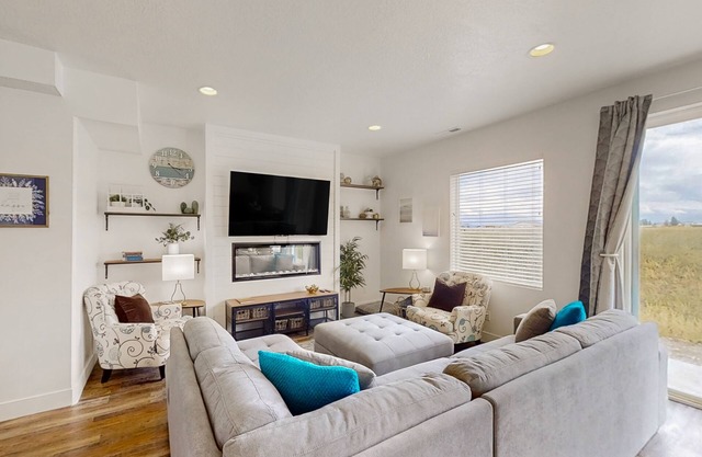 Dog-friendly townhouse with mountain view, fireplace, central AC, & washer/dryer