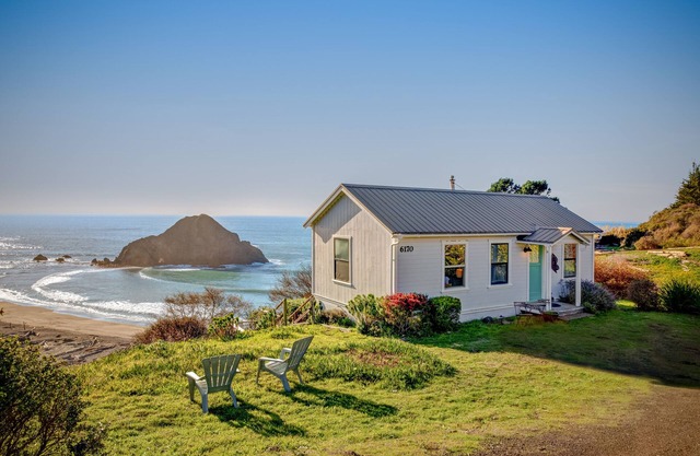 Dog-friendly waterfront home with full kitchen & WiFi - near the beach