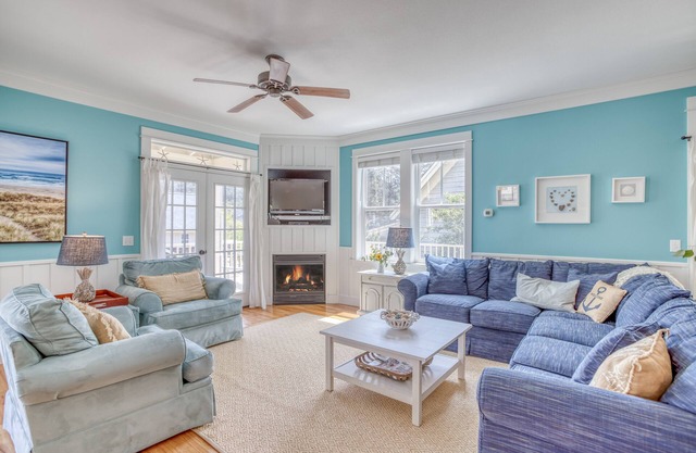 Dog Friendly! Wi-Fi, Hot Tub, Game Room, Huge Deck, Short Walk to the Beach!