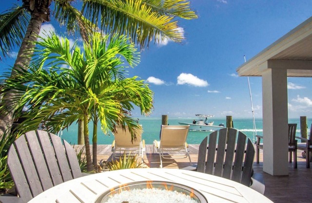 Dolfan Oceanfront Cottage Direct oceanfront with 5