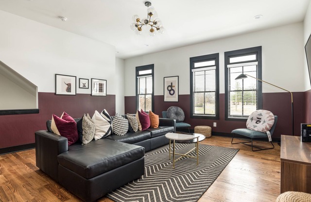 Dolly & Underwood by AvantStay | 2 Unit Buyout w/8BR in Heart of Nashville