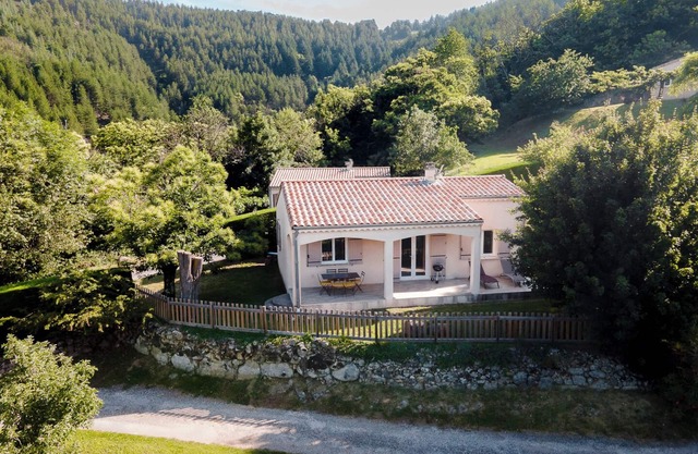 Domaine du Vernadel, Panoramic, swimming pool near Antraiques and Vals les Bains