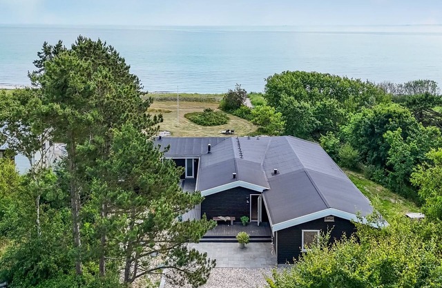 "Donka" - 25m from the sea by Interhome