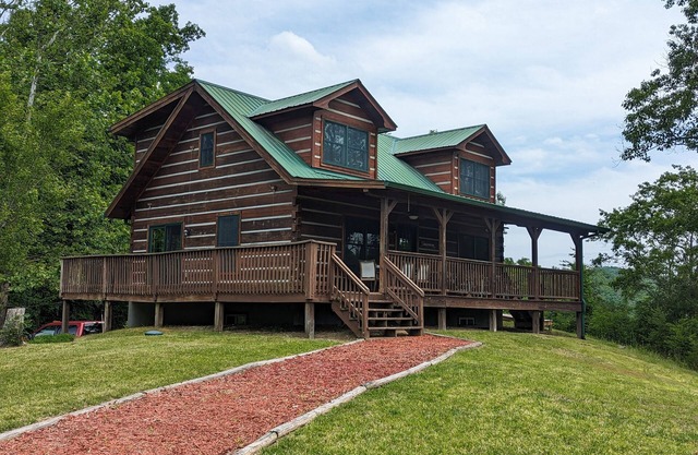 Doolittle mountain cabin with hot tub, firepit & river views | near Asheville