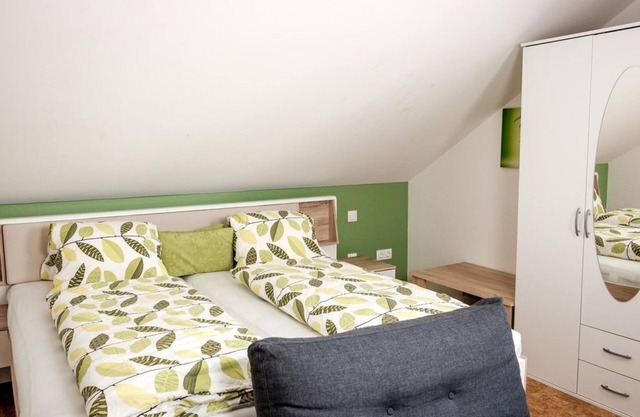 Doppelzimmer mit Dusche, WC - Gästehaus Ranftl Unterlamm