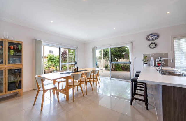 Dora’s Beach House Sellicks-2 Kitchens-3 bathrms-Pooltable-Balcony Seaviews-WiFi