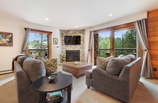 Double Eagle @Snowflake Lift - Ski in ski out- 3 Br 2 Ba - Walk To Everything!