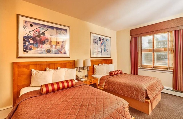 Double Full Comfort, The Alexander Inn, Charming Philly Streets