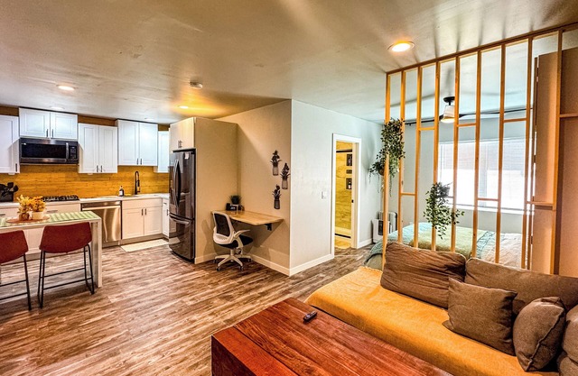 Double Queen Studio, Full Kitchen, 75" 4KTV, W/D, workspace, Early check-in